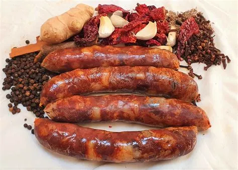   Hunan Xianggu Sausage Rice:  매콤한 향신료와 부드러운 소시지가 어우러지는 완벽한 조화!